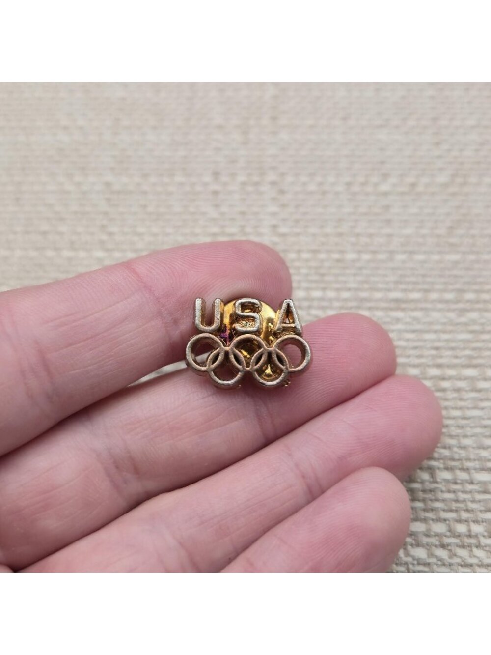 Vintage Team USA Olympic Rings Gold Tone Lapel Pin Mascot Trading Badge A8803